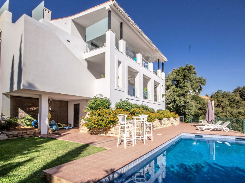 Villa mit 4 Schlafzimmern und Panoramablick aufs Meer in La Mairena Marbella